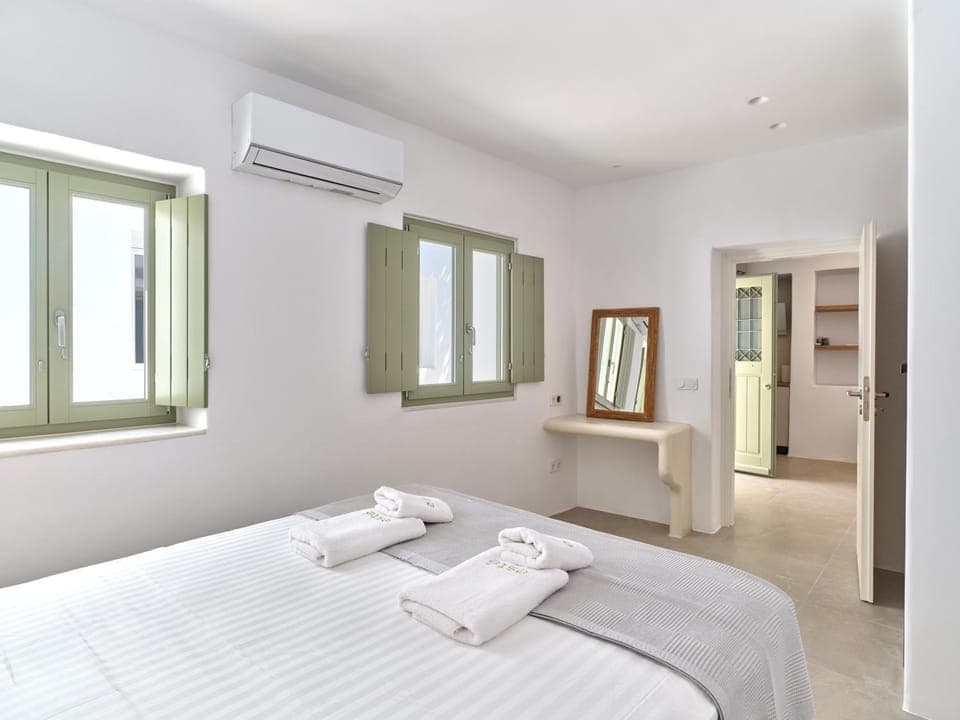 Bed, Photo of the whole room, Bedroom, towels, air conditioner