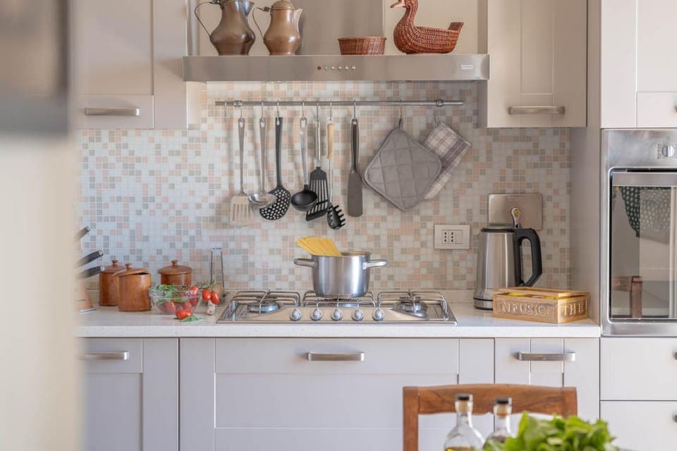 Coffee/tea facilities, Kitchen or kitchenette, oven, stove, toaster