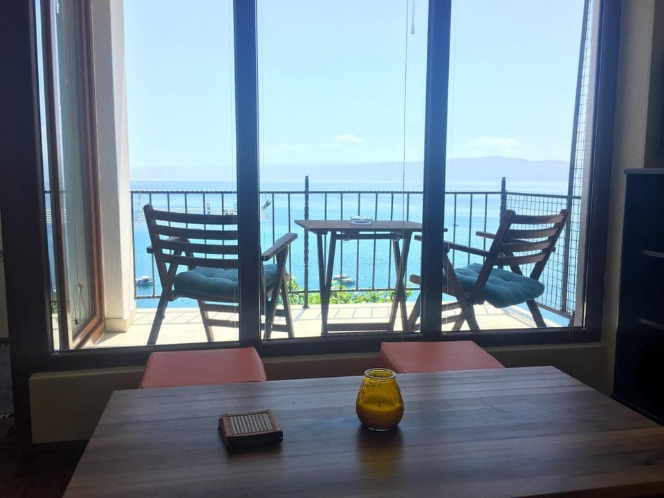 Balcony/Terrace, Seating area, Lake view, Mountain view