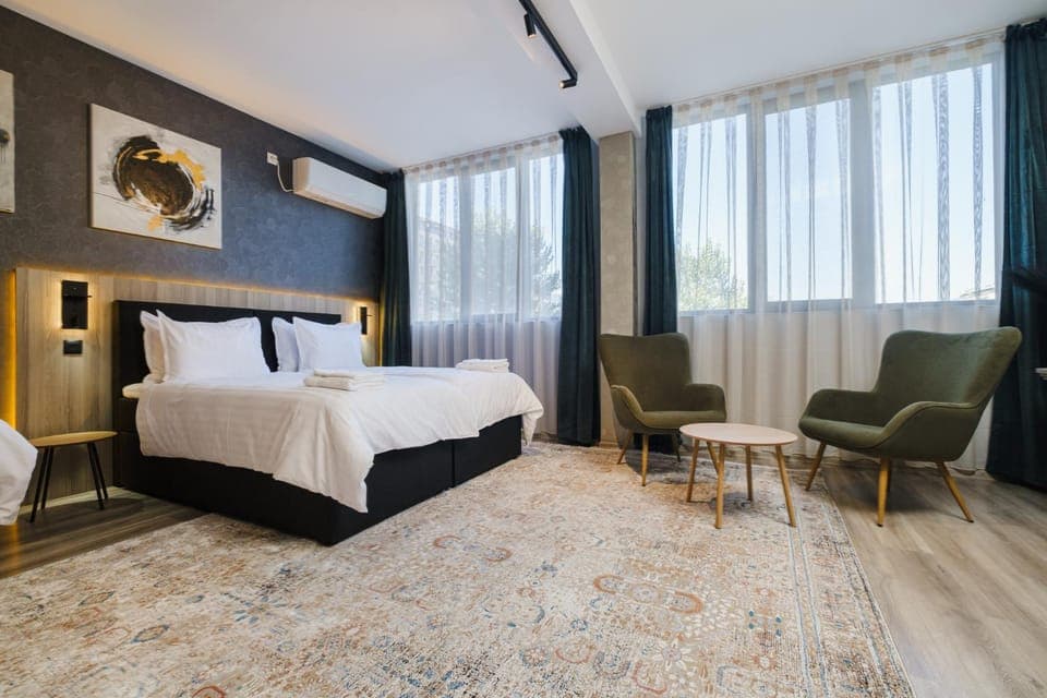 Bed, Living room, Photo of the whole room, Seating area, Bedroom, air conditioner