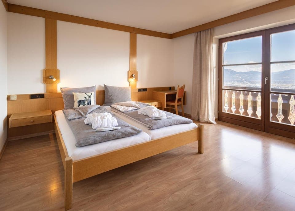 Bedroom, Mountain view