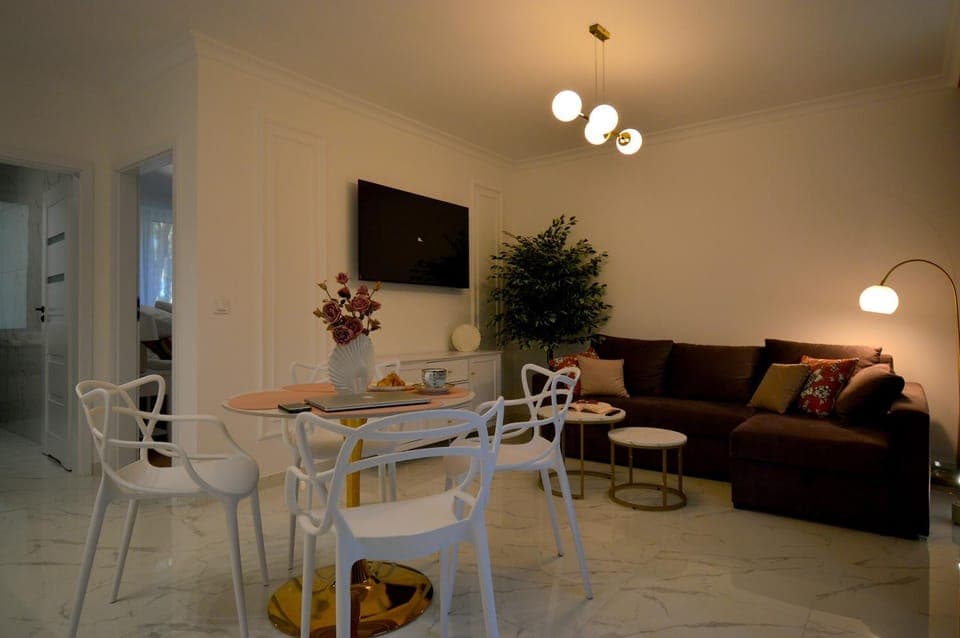 TV and multimedia, Living room, Seating area, Dining area