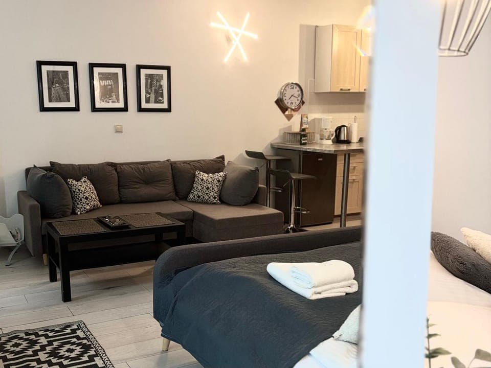 Bed, Seating area, kitchen