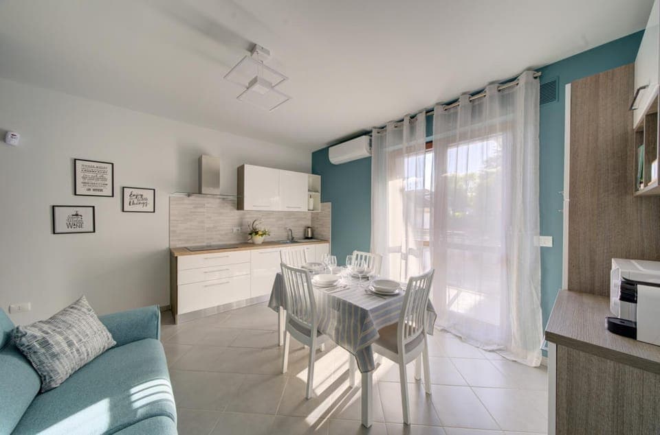 Coffee/tea facilities, dishwasher, microwave, kitchen