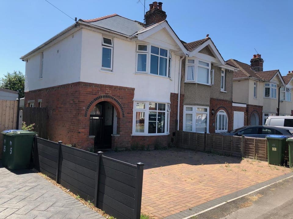 Facade/entrance, Street view, Parking