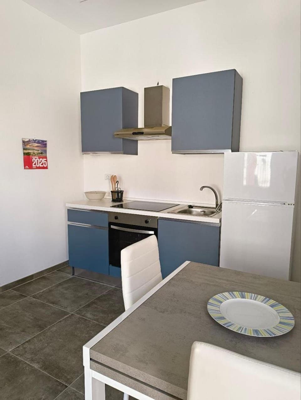 Kitchen or kitchenette, Dining area, stove