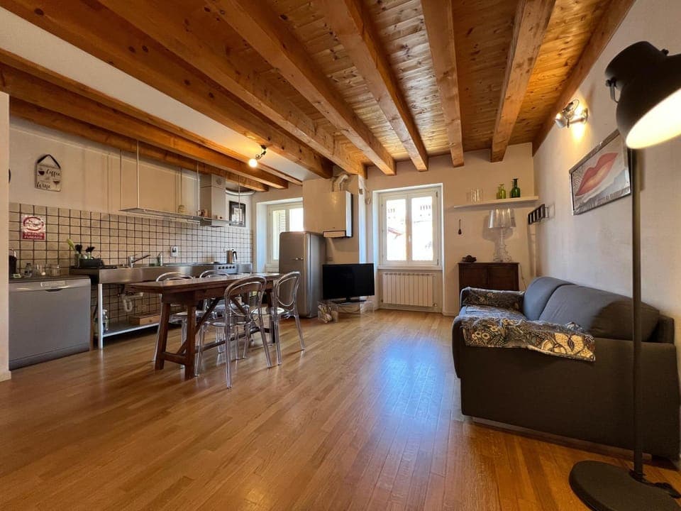 TV and multimedia, Kitchen or kitchenette, Living room, Dining area, stove