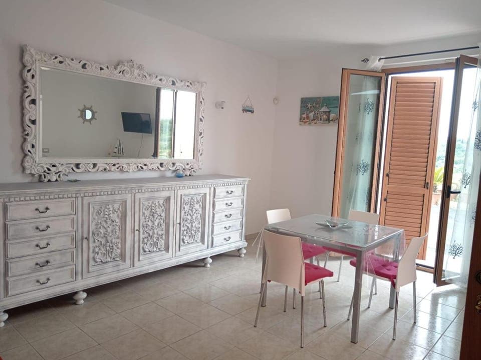 TV and multimedia, Living room, Seating area, Dining area