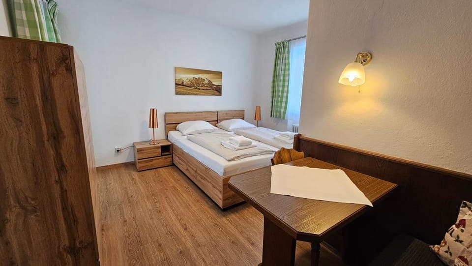 Bed, Photo of the whole room, Seating area, Bedroom