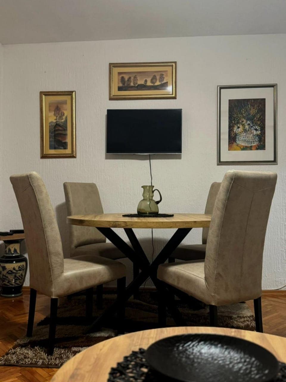 TV and multimedia, Living room, Seating area, Dining area