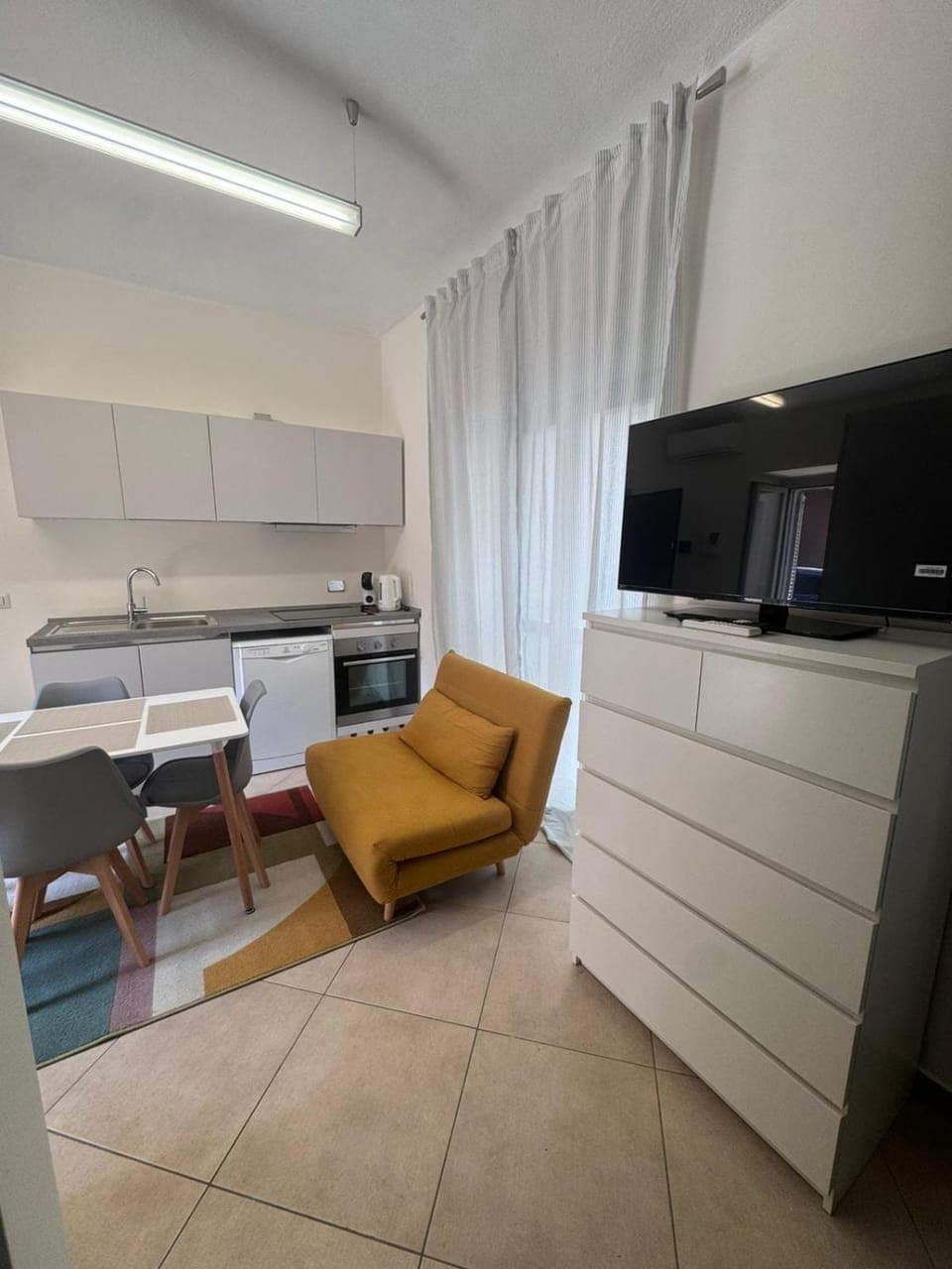 Seating area, Dining area, oven, stove