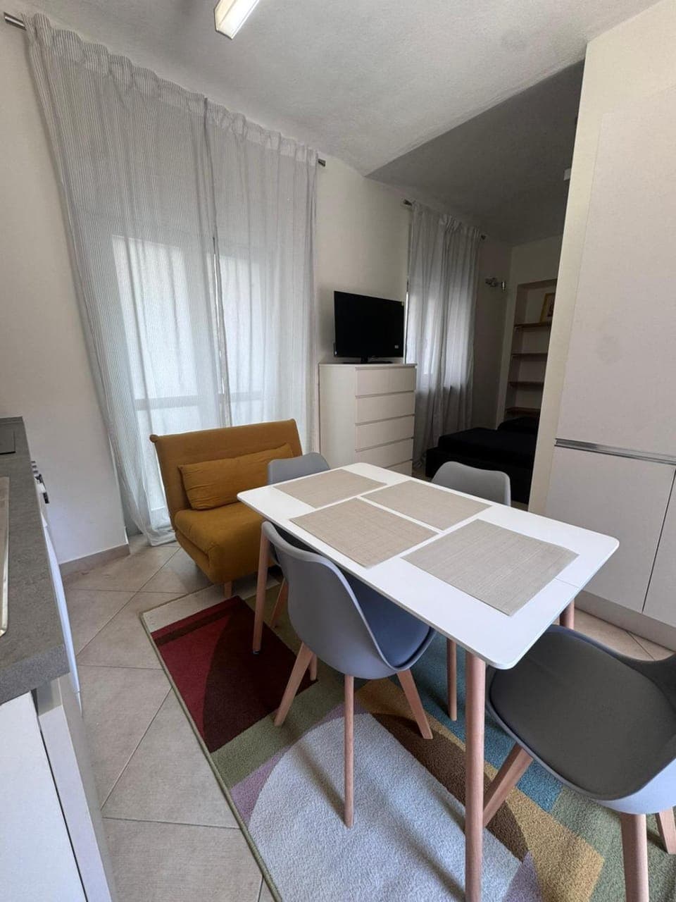 TV and multimedia, Seating area, Dining area