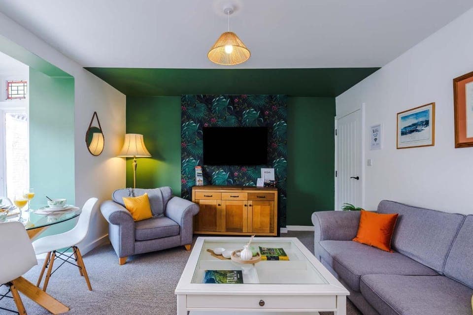 TV and multimedia, Living room, Seating area, Evening entertainment