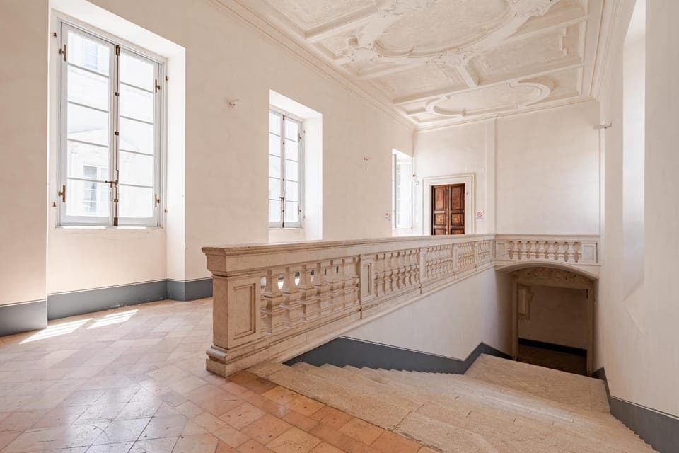 Logo/Certificate/Sign, Inner courtyard view