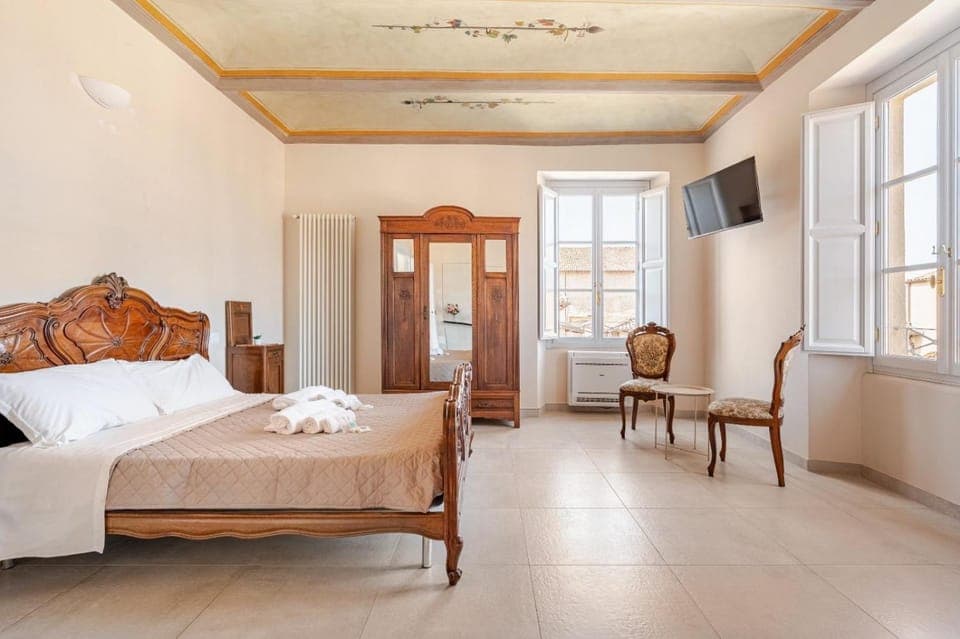 Bed, TV and multimedia, View (from property/room), Bedroom, wardrobe