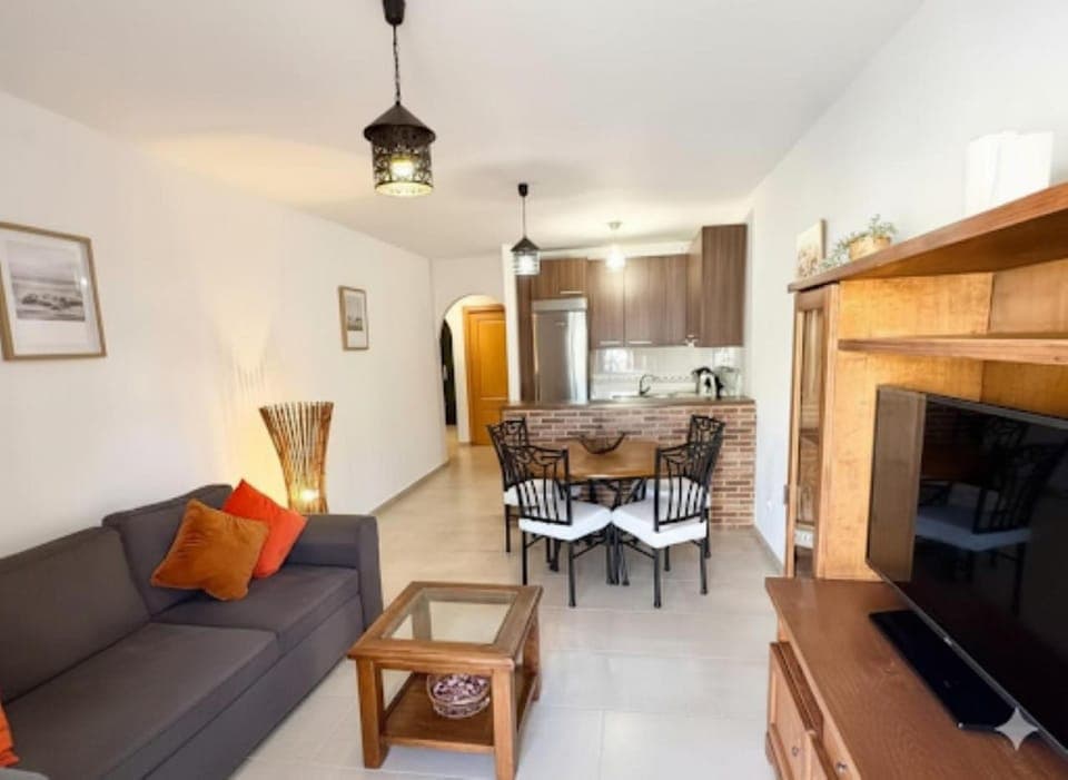 TV and multimedia, Kitchen or kitchenette, Living room, Seating area, Dining area