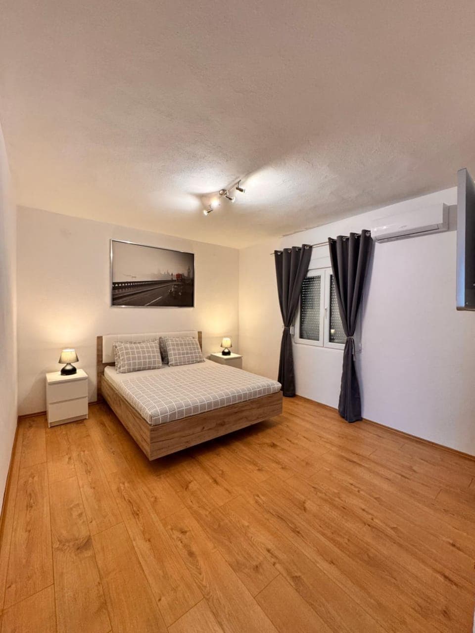 Bed, Photo of the whole room, Bedroom, air conditioner