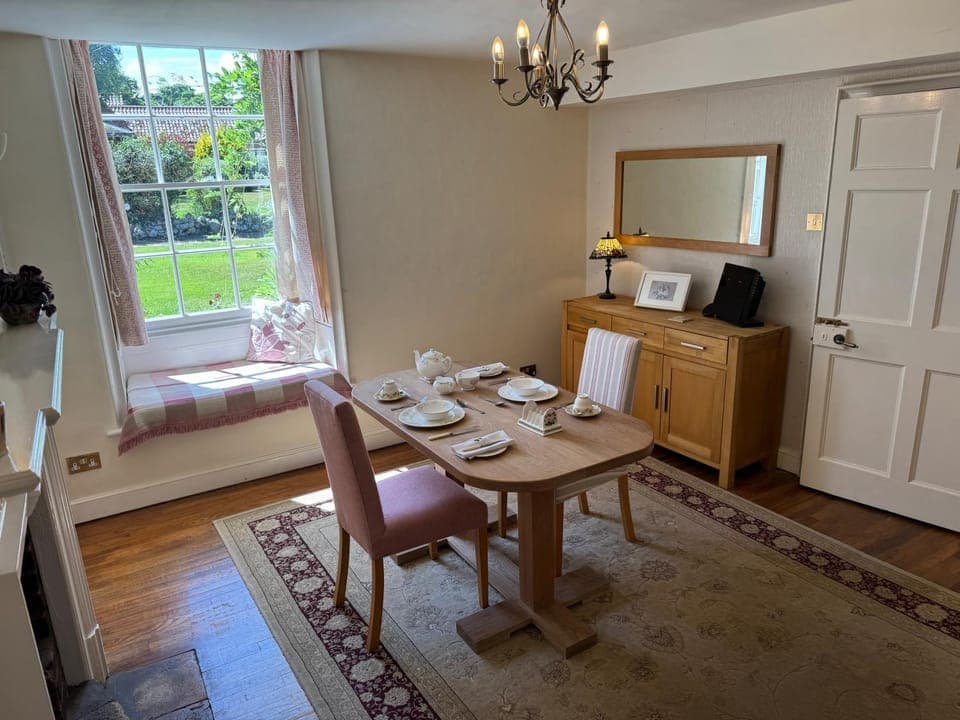 Coffee/tea facilities, Seating area, Dining area