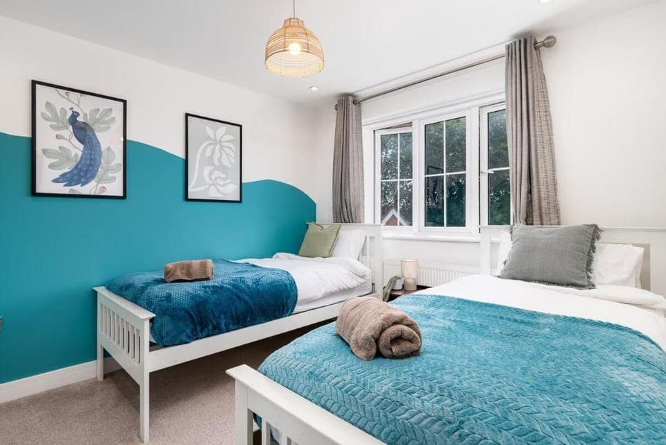 Bed, Bedroom, towels