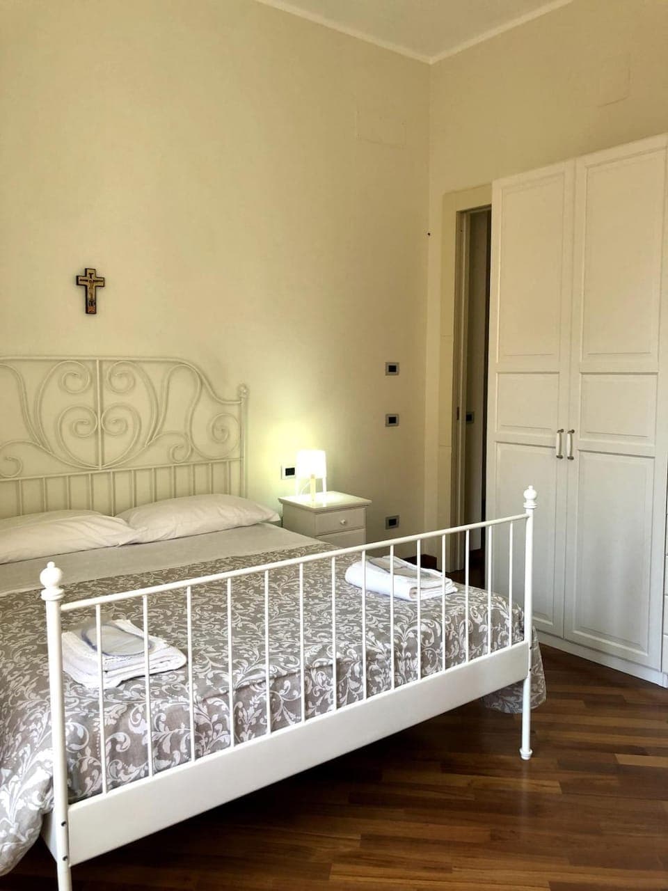 Bed, Photo of the whole room, Bedroom, wardrobe