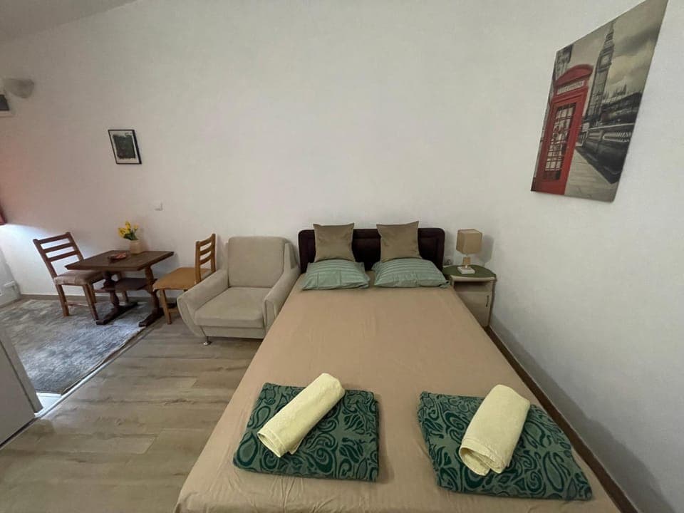 Photo of the whole room, Seating area, Dining area, Bedroom, towels