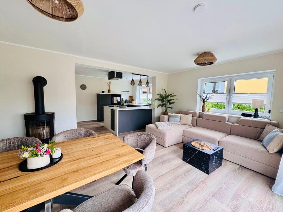 Kitchen or kitchenette, Living room, Seating area, Dining area, fireplace