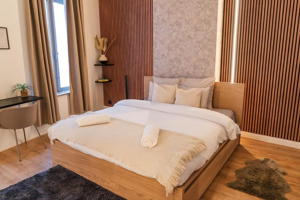 Bed, Bedroom, towels