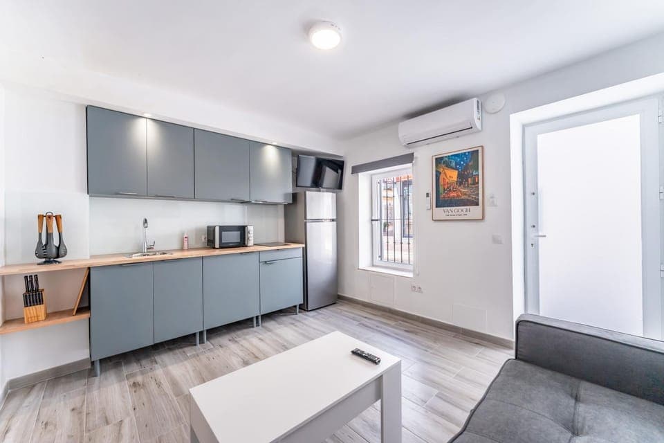 TV and multimedia, Kitchen or kitchenette, Living room, Seating area, Dining area, air conditioner