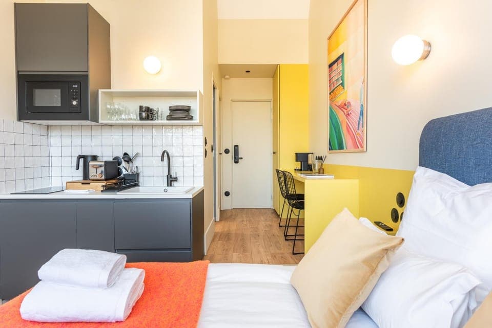 Living room, Photo of the whole room, Bedroom, toaster