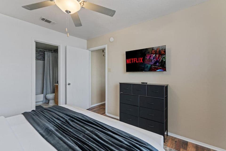 Bed, TV and multimedia, Evening entertainment, Bedroom