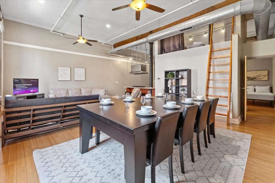 Modern Loft next to Georgia St and Convention Center Apartment in Indianapolis