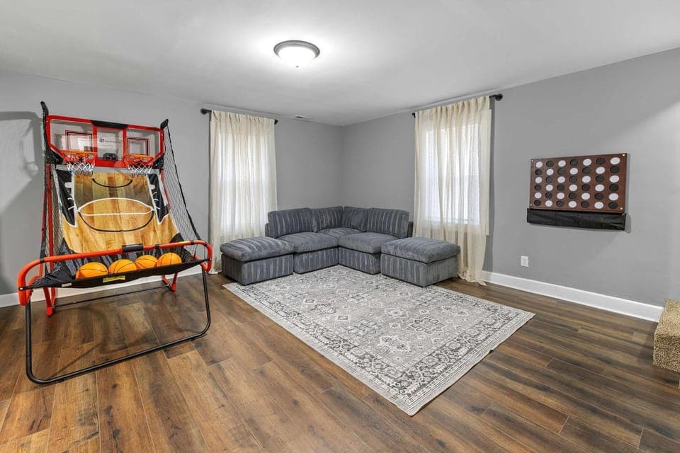 Spacious Downtown Retreat Near the Childrens Museum House in Indianapolis
