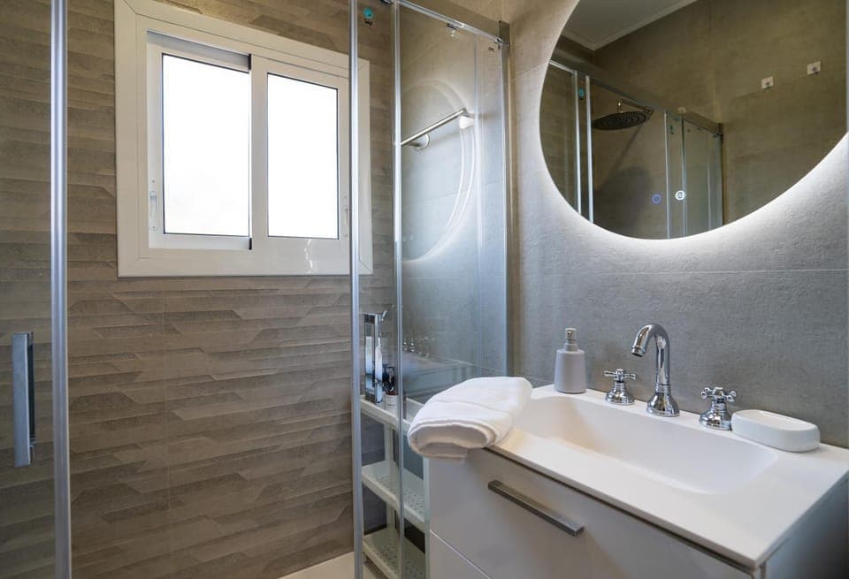 Shower, Toilet, Bathroom, towels