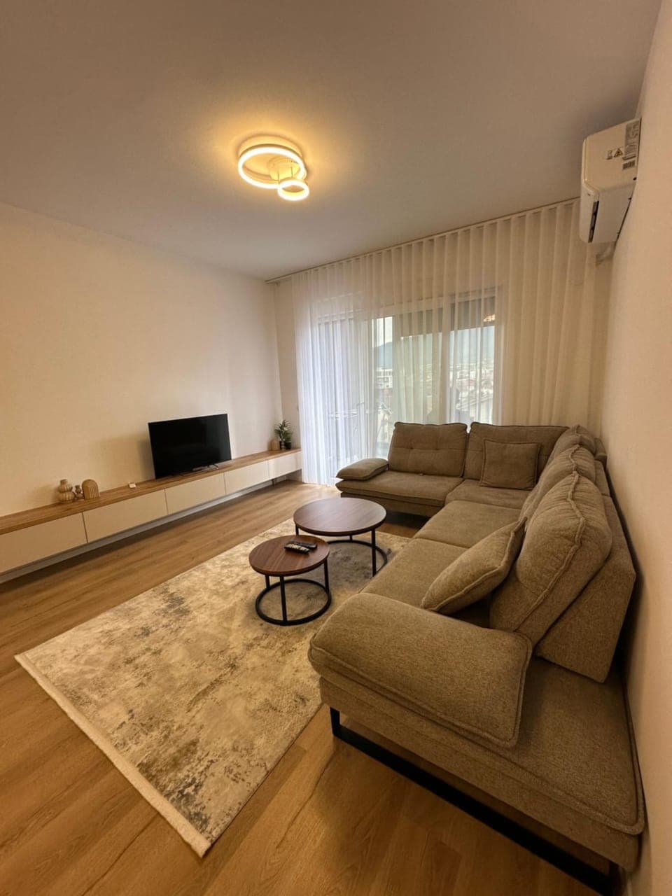TV and multimedia, Living room, Seating area, Evening entertainment, air conditioner