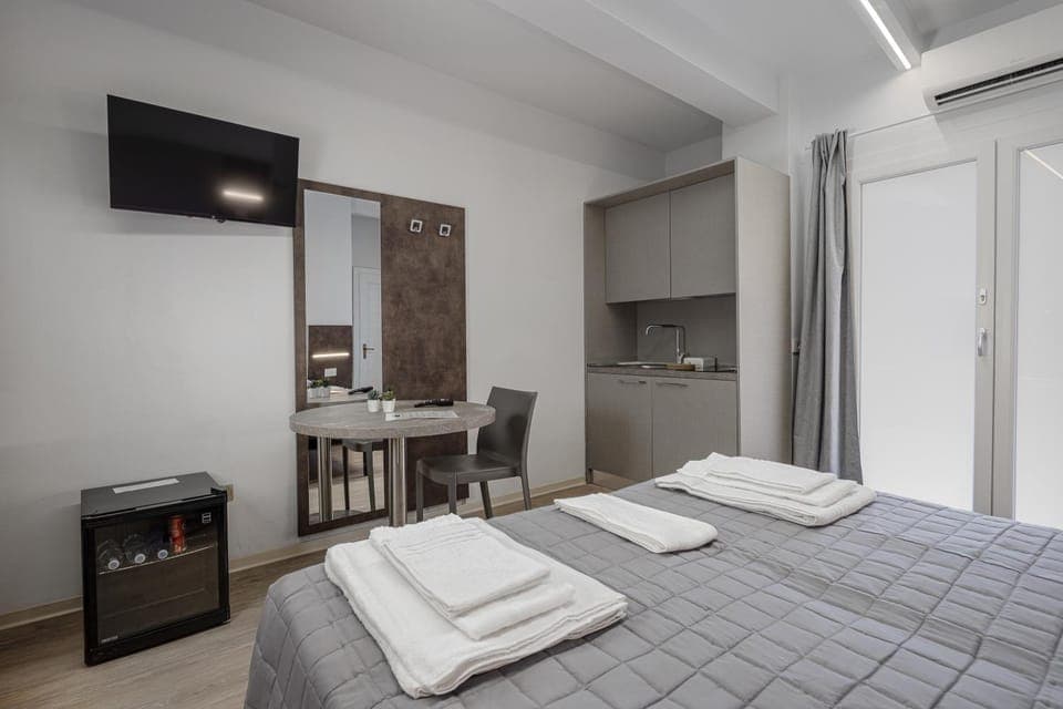 Bed, TV and multimedia, Kitchen or kitchenette, Photo of the whole room, Dining area, Bedroom, minibar, towels