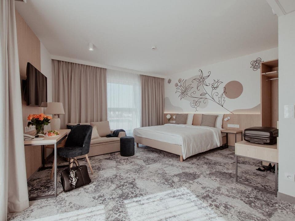 Communal lounge/ TV room, Bed, TV and multimedia, Living room, Photo of the whole room, Seating area, Evening entertainment, Bedroom