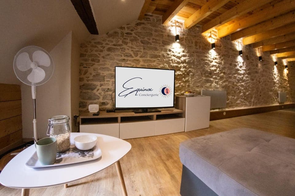 TV and multimedia, Living room, Seating area, internet