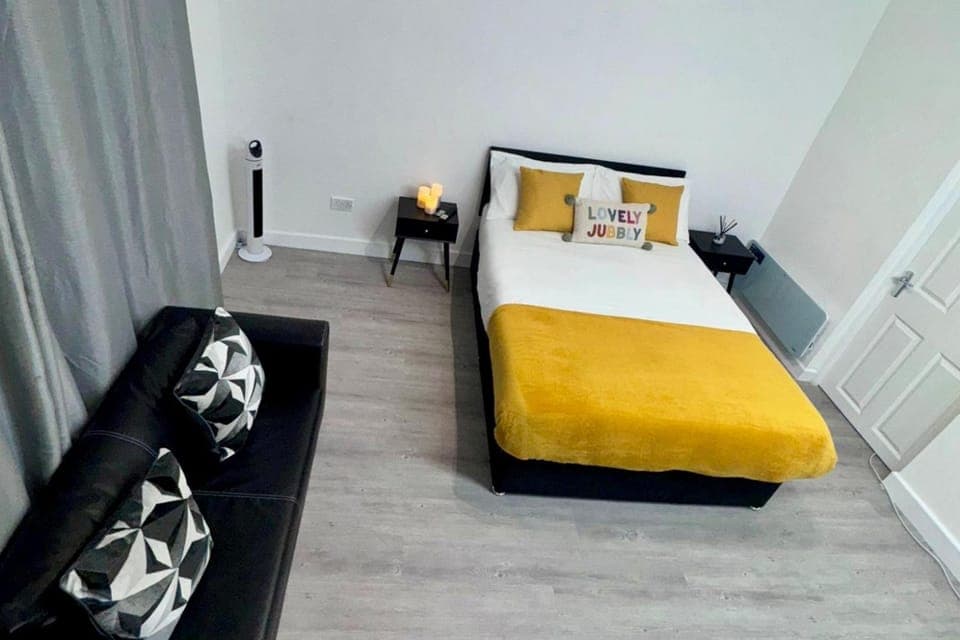 Bed, Living room, Photo of the whole room, Seating area, Bedroom