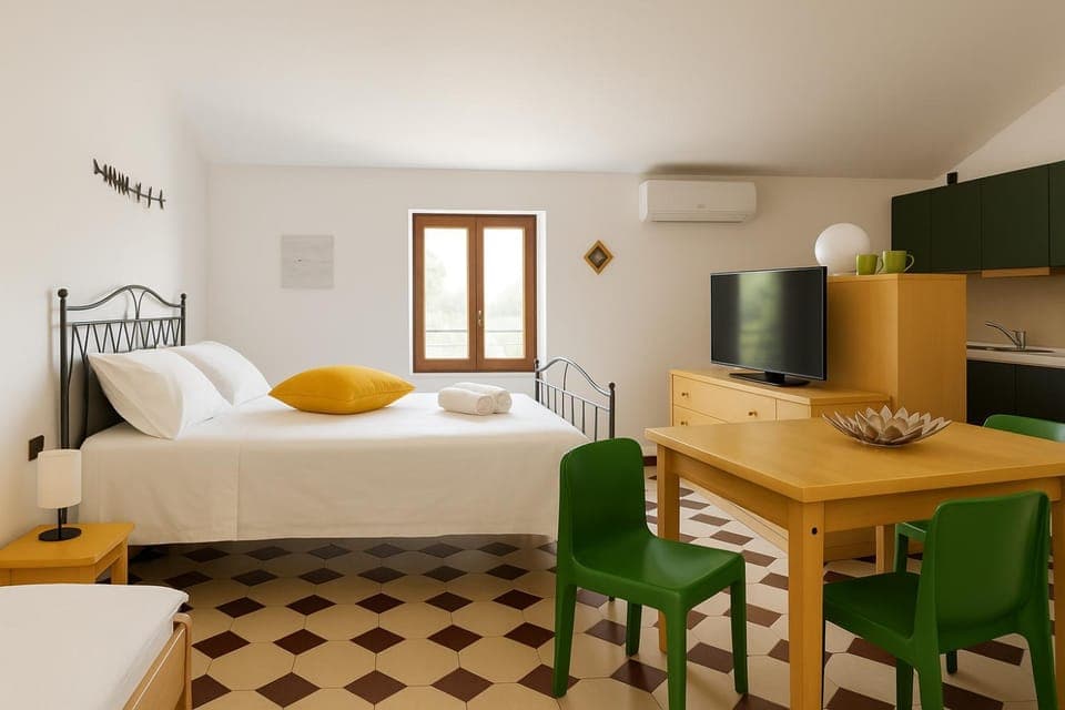 TV and multimedia, Living room, Photo of the whole room, Seating area, Bedroom, air conditioner