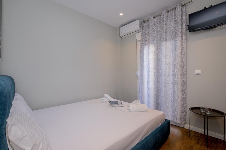 Bed, TV and multimedia, Bedroom, towels, air conditioner