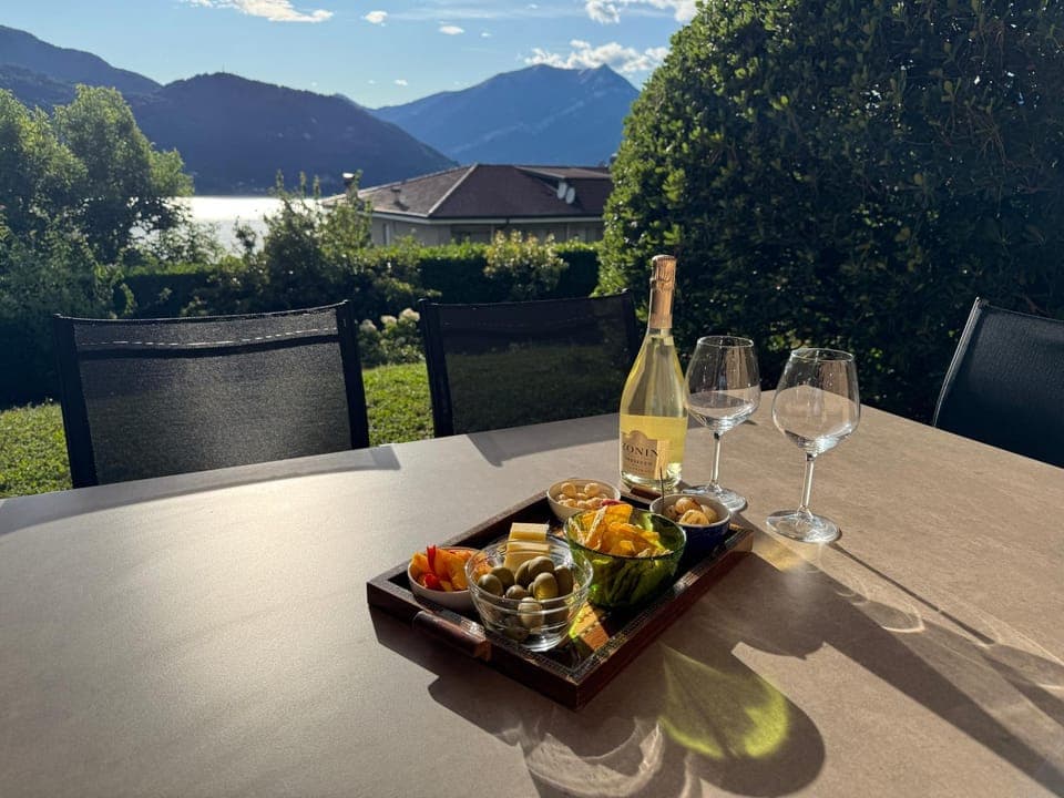 Natural landscape, Balcony/Terrace, Food and drinks, Lake view, Mountain view