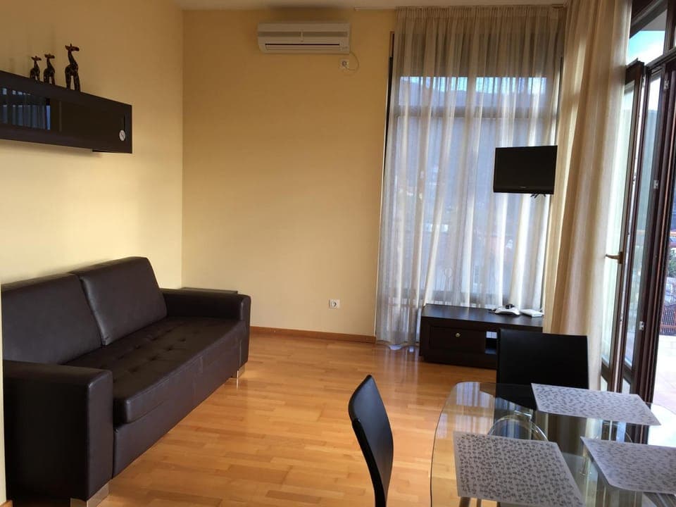 Seating area, air conditioner