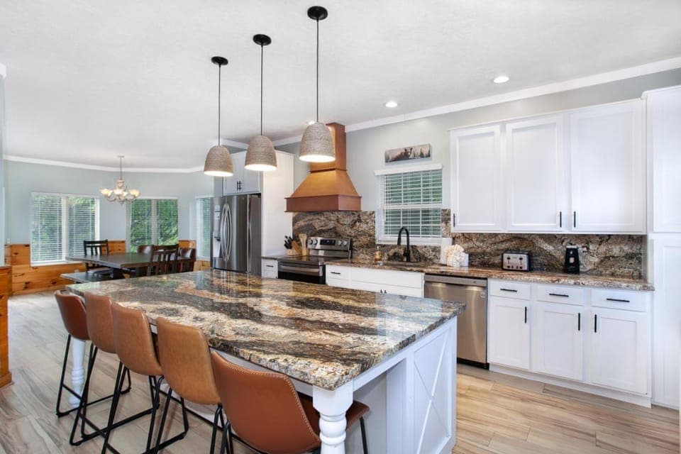 Gatlinburg's Getaway: View, Hot Tub, Theater, MORE House in Gatlinburg