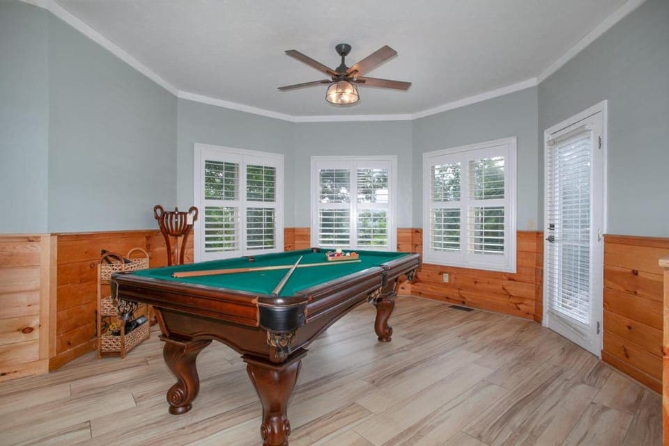 Gatlinburg's Getaway: View, Hot Tub, Theater, MORE House in Gatlinburg