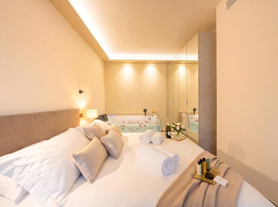 Bed, Photo of the whole room, Bedroom, towels