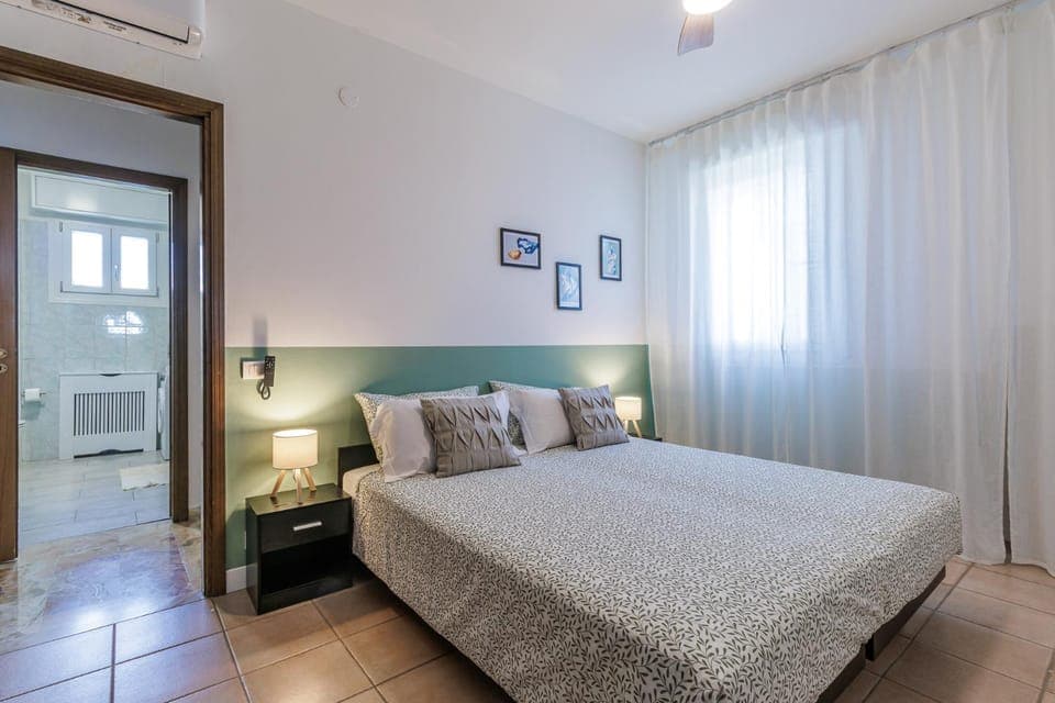 Bathroom, Photo of the whole room, Decorative detail, Bedroom, air conditioner