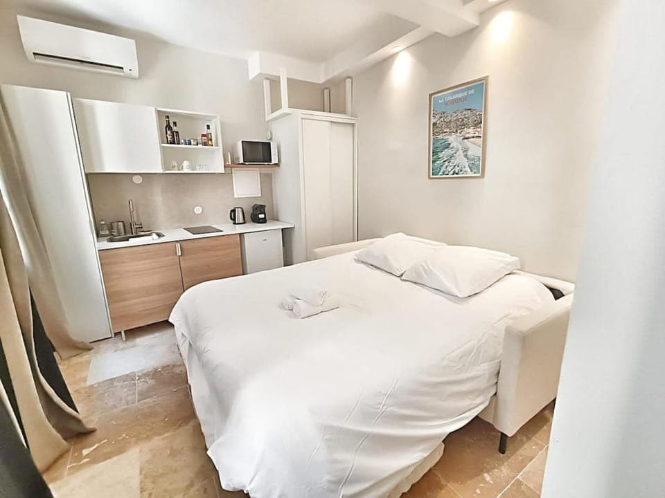 Bed, Kitchen or kitchenette, Photo of the whole room, Bedroom, towels, wardrobe, air conditioner