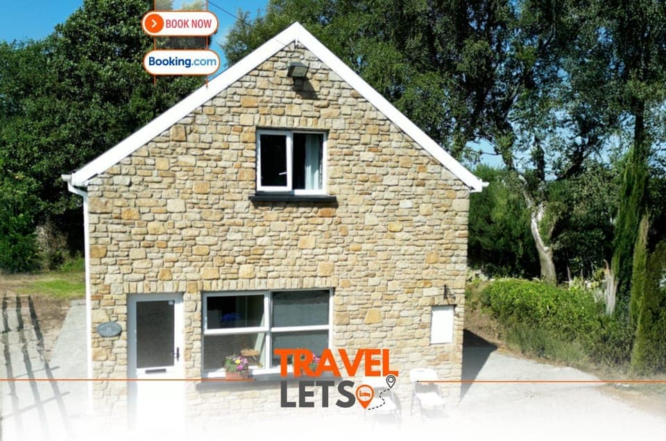 Property building, Day, Property logo or sign, Logo/Certificate/Sign, Text overlay, Street view, Certificate/Award