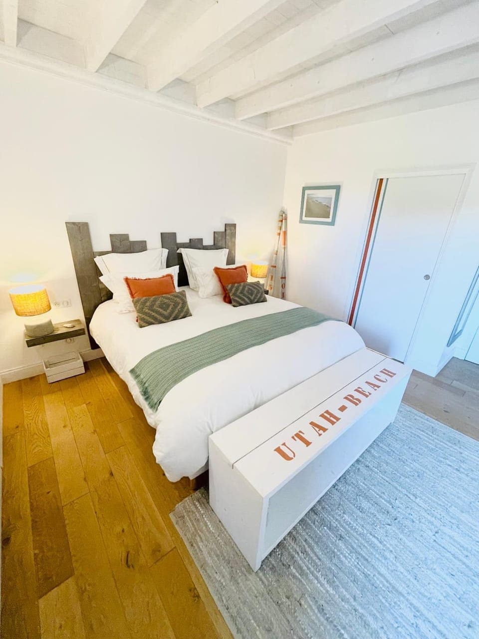 Bed, Photo of the whole room, Bedroom