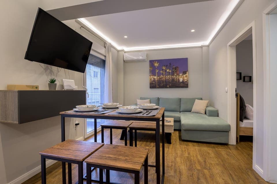 TV and multimedia, Living room, Photo of the whole room, Seating area, Dining area, internet, air conditioner